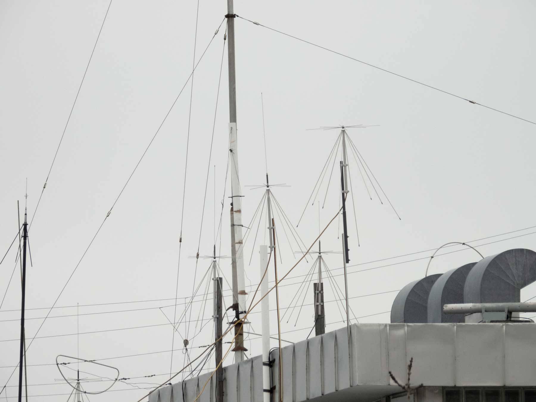 Шпионски антени на покрива на руско посолство